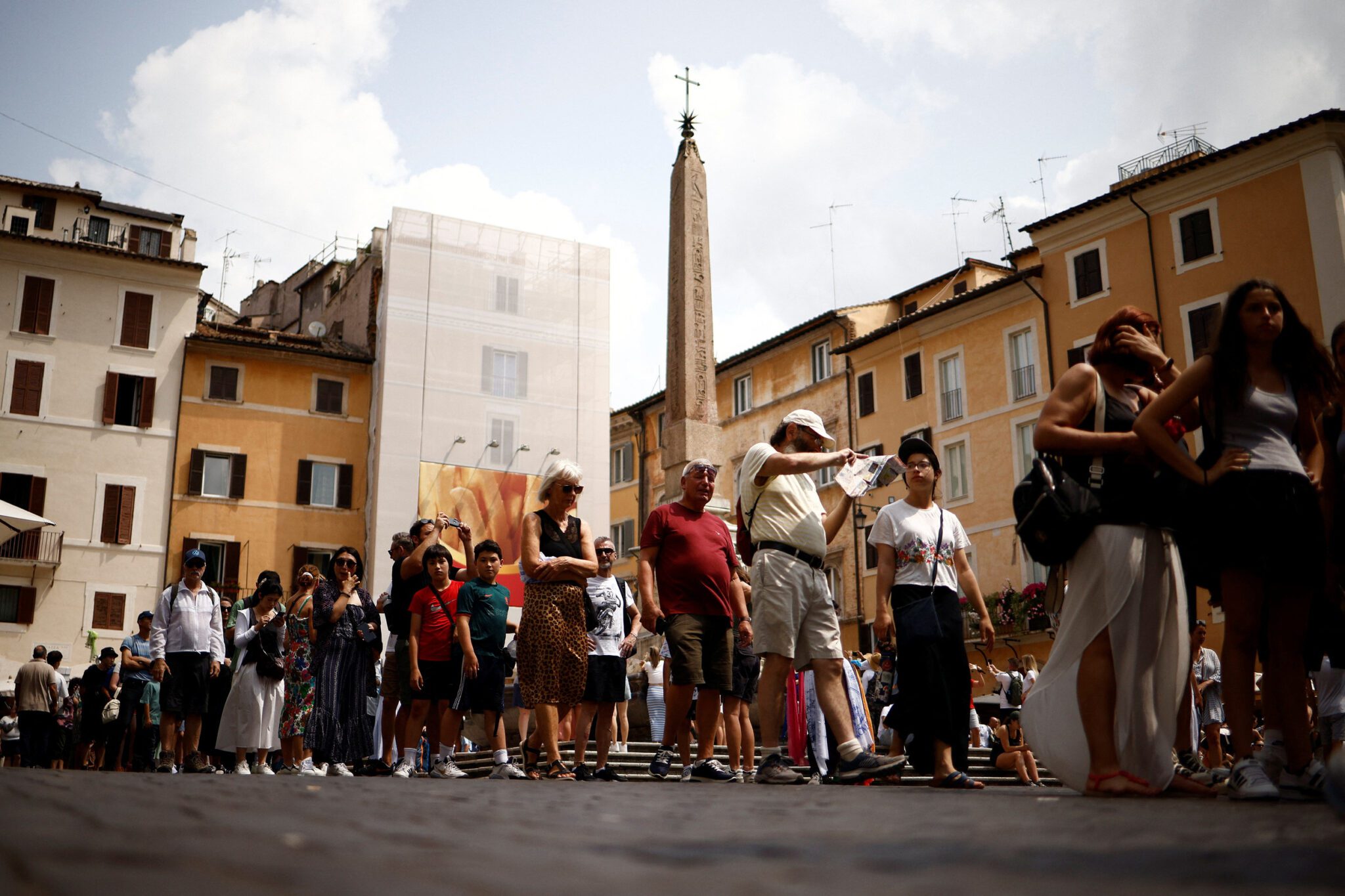tourists in a line to visit the Rome's Pantheon